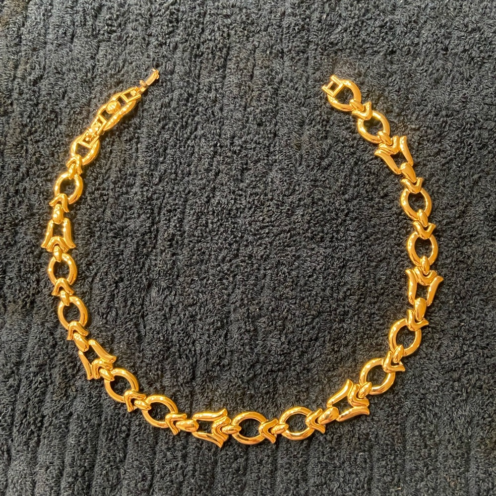 MONET gold tone necklace, EUC
